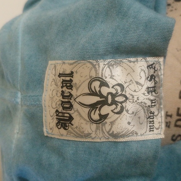 Vocal Fleur De Leis/Wings Graphic Pull Over Top Cowl Neck Size Small Shark Bite - Picture 4 of 5